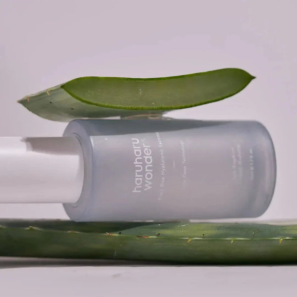 Esence sejas ādai ar hialuronskābi un melnajiem rīsiem Haruharu WONDER Black Rice Hyaluronic Essence