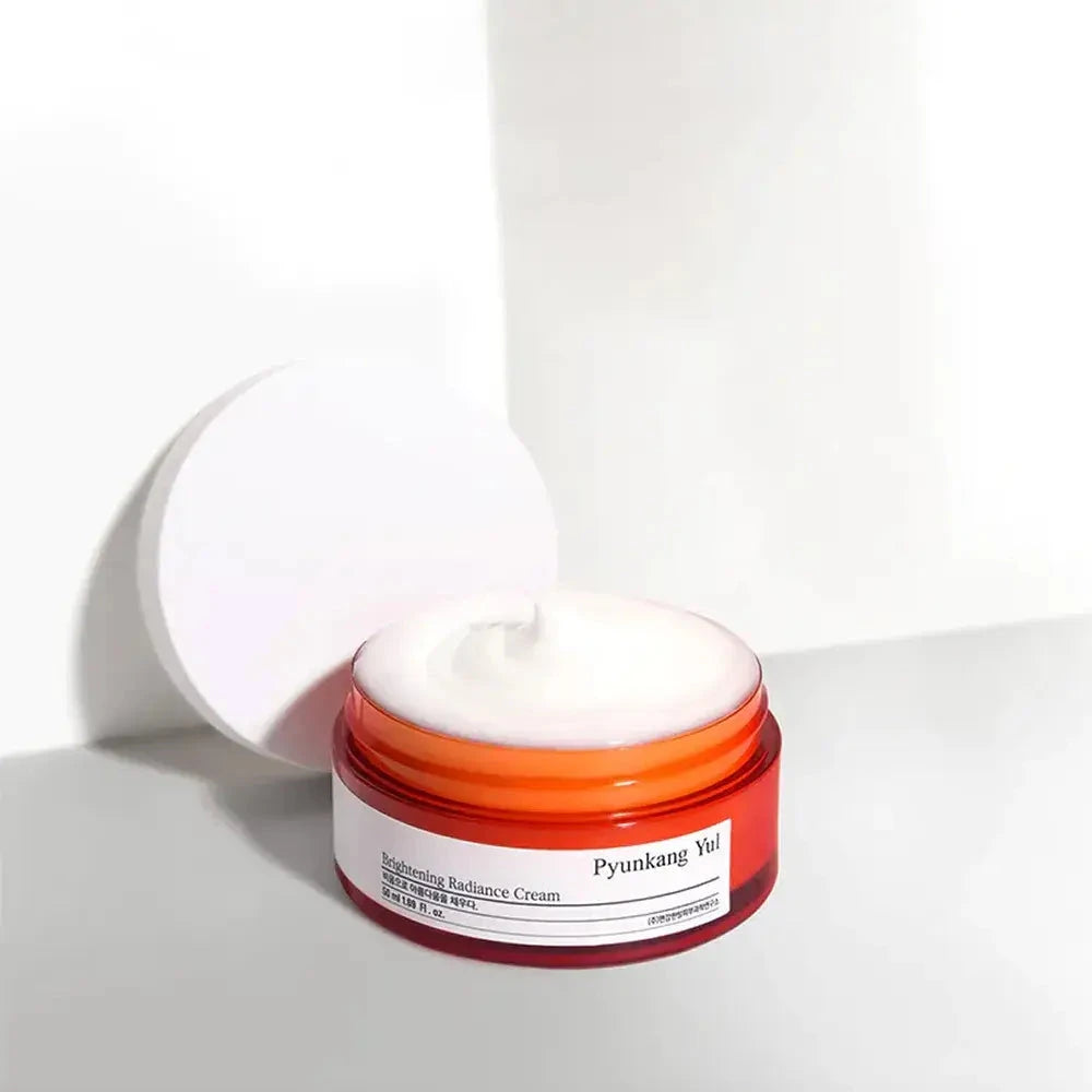 Balinošs un barojošs krēms mirdzuma piešķiršanai ādai Pyunkang Yul Brightening Radiance Cream