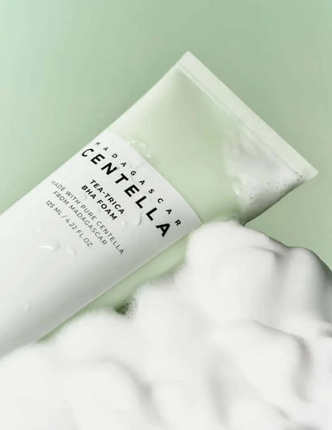 Antibakteriālas putiņas sejas mazgāšanai SKIN1004 Madagascar Centella Tea-Trica BHA Foam  Skin1004   